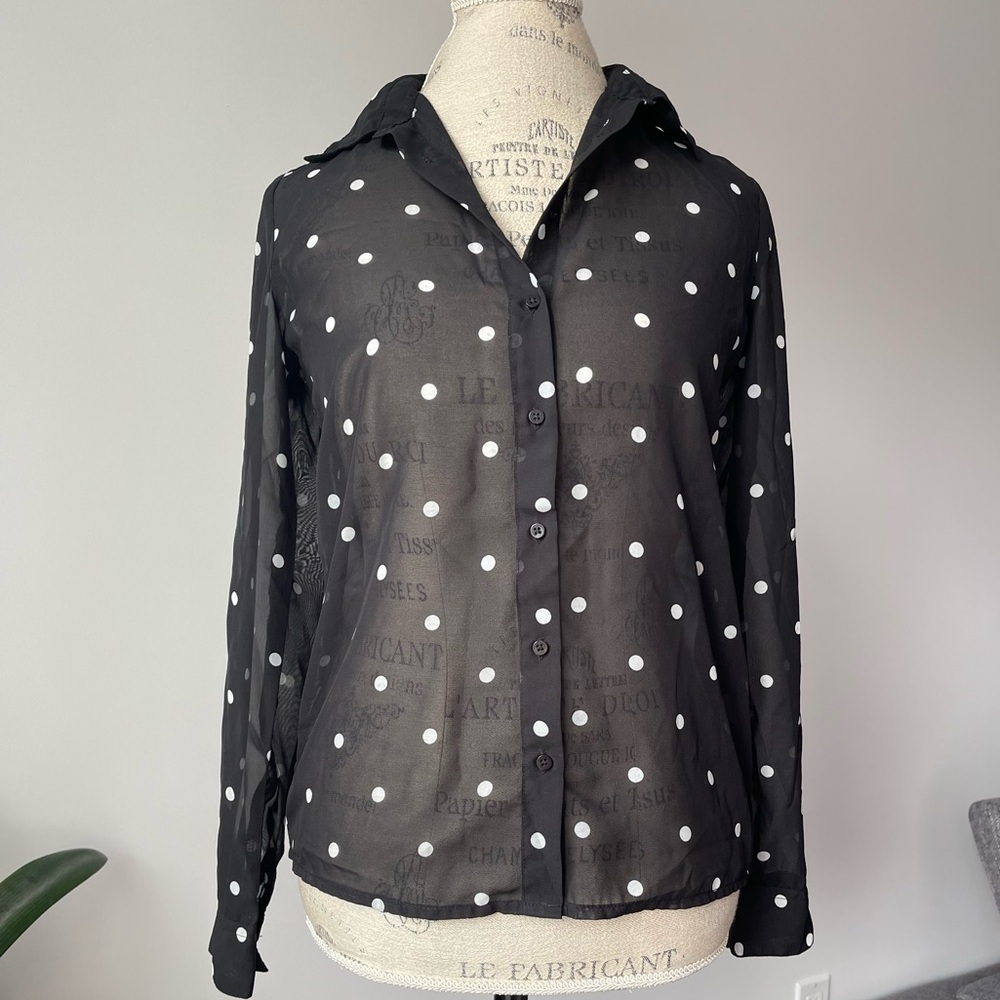 White dot button down see through blouse
Size: XS